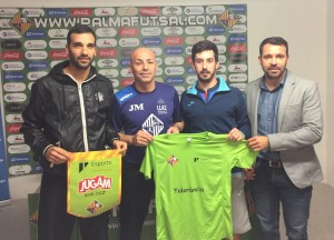 Carlitos-Juanito-Joselito-y-José-Tirado-con-los-banderines-y-camisetas-que-se-repatirán-el-sábado