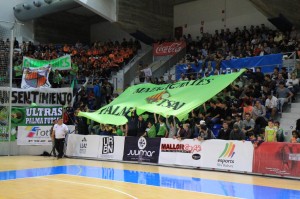 La-afición-del-Palma-Futsal-responde-en-Son-Moix-y-fuera